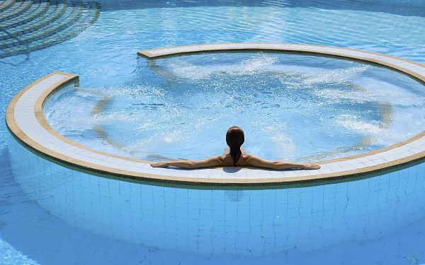 A Woman in Swimming Pool, Taking a Rest in the Central Part, She is Such an Attraction - HD Widescreen SPA Wallpaper