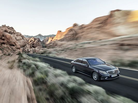 Admirable Car Images of Mercedes Benz S Class, Can Get Dizzy by the Surrounding Scene, Incredible Speed