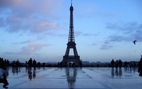 An Overwhelming Number of People Coming Around Year after Year, No Wonder the Tower is World-Famous - HD Eiffel Tower Wallpaper
