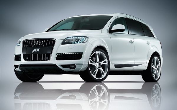 Audi Q7 HD Post in Pixel of 1920x1200, Front Wheels Turning Right, the Whole Car is Reflected on the Clear and Simple Background - HD Cars Wallpaper