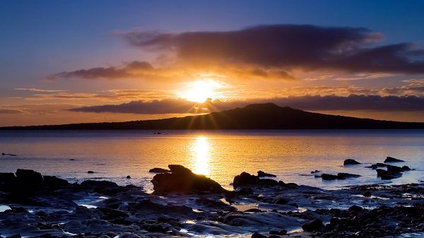 Beautiful Sceneries of Nature - The Rising Sun, Golden Horizon, the Peaceful Sea, Weakening Up!