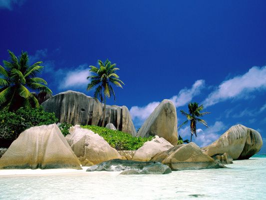 Beautiful Sceneries of the World - La Digue Islands in Pixel of 1600x1200, the Clear Sea and the Blue Sky, Incredible Scene
