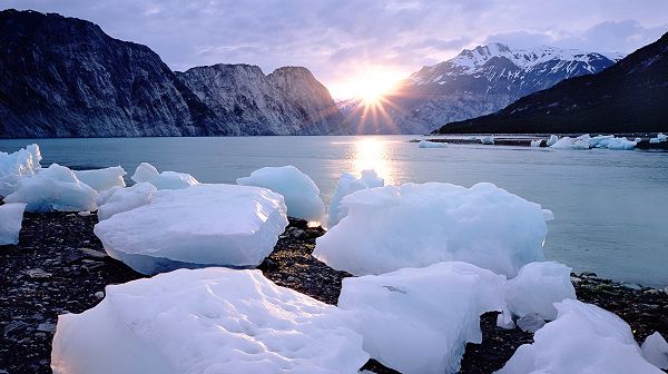 Beautiful Sea Scenery - The Rising Sun, the Peaceful Sea, White Ice by the Seaside, Combine an Incredible Scene