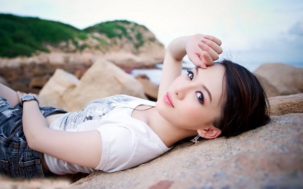 Beauty in Neat Hair and Big Shinning Eyes, Lying on Beach, It Must be a Clean and Comfortable Place - HD Attractive Girls Wallpaper