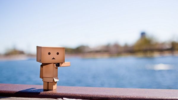 Cute Box Man is Stretching out His Hands, Behind is Blue Sea, Is he Jumping or Inviting Someone to Jump? - Cute Box Man Wallpaper