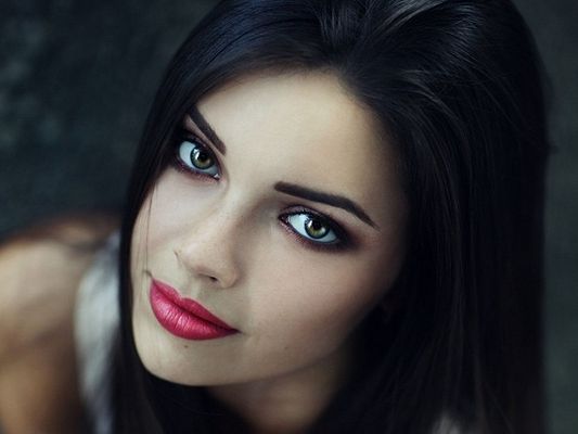 Free Actresses Photo, Alyssa Framm is in Green Eyes and Red Lip, Face Portrait