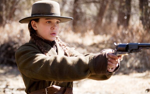 Hailee Steinfeld Post in True Grit in Pixel of 1920x1200, Girl with a Gun, Yet Has No Idea What to Do, She is Cute - TV & Movies Post