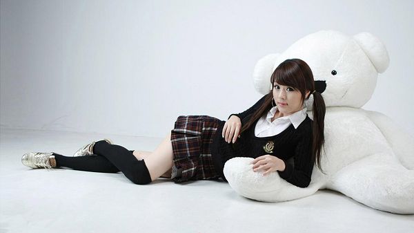 Leaning on White Bear Doll and Looking at the Screen, Schoolsuit and Hair Style, She is Sweet and Good-Looking - HD Huang Meiji Wallpaper