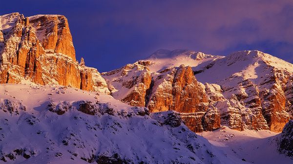 Natural Scenery Wallpaper - A Snowy Scene, Snow-Capped Mountains, Showing a White and Pure World