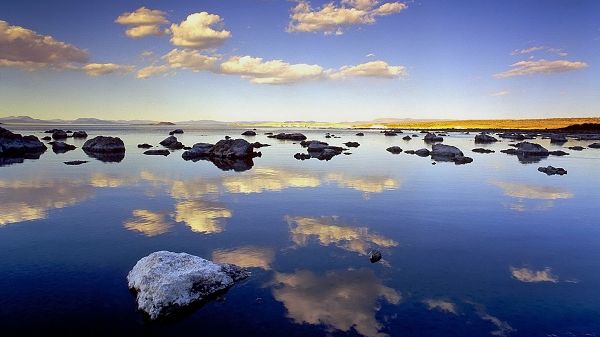Natural Scenery photo - The Clear and Blue Sea, White Clouds Are Fully Shadowed