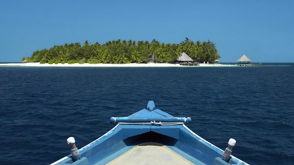 Natural Scenery photos - The Sea is Incredibly Blue, Half of the Boat is Revealed, Heading for the Island