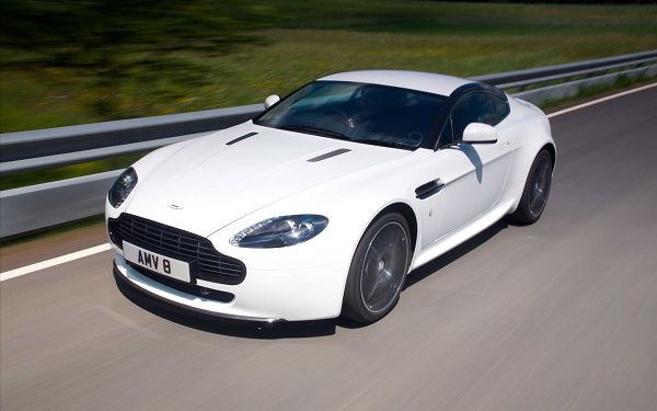 Running at Almost Full Speed, Amazing Driving Experience Can be Expected - Aston Martin Car Wallpaper