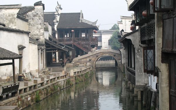 Scene in South of China, Buildings Are in Old Style, River is Flowing by the Whole Town, a Typical and Impressive Scene - HD Natural Scenery Wallpaper