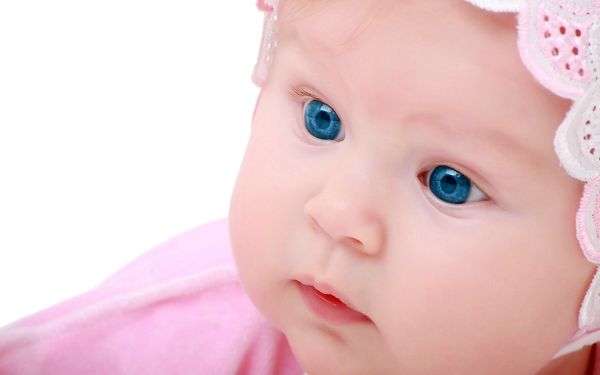 Snowy Skin and Blue Eyes Combined, Eyes Are Wide Open, Presenting a Pure and Good World - Chubby Baby Wallpaper