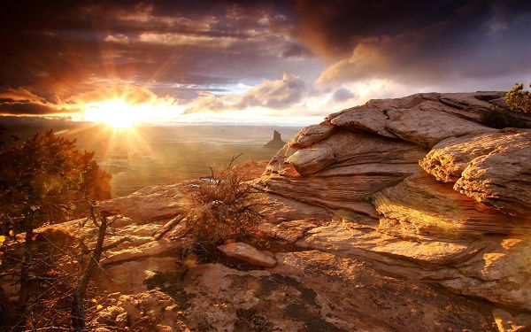 The Rising Sun is Indeed Magical, Turning Clouds and Stones Both Golden, Come Closer and Feel Its Power - HD Natural Scenery Wallpaper