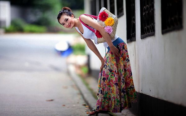 Thin and Tall Lady, All the Belongings in Flower Design, She is Also Smiling Like a Flower - HD Beautiful Lady Wallpaper