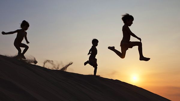 Three Kids Running down the Hill, All Barely in Any Clothes, Being Outdoor and Playing Offers So Much Fun - HD Natural Scenery Wallpaper
