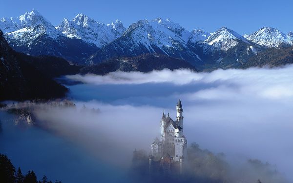 Top of New Swan Castle Has Reached the Clouds, a Fairyland-Like Scene, Too Good to be True - Building Scenery Wallpaper