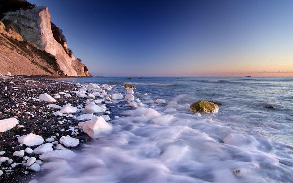 Unpeaceful Sea, Beach is Hit by Numerous Spoondrifts, Both the Scene and Sound Are Amazing - HD Natural Scenery Wallpaper