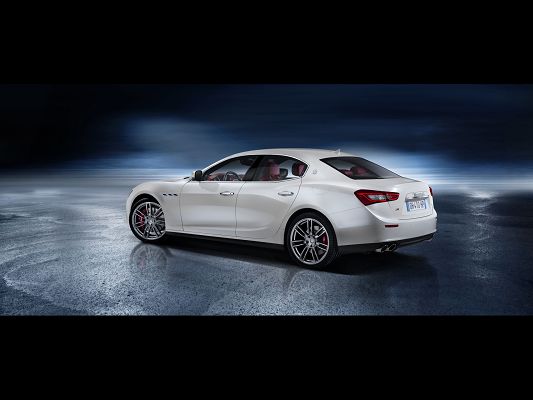 World-Famous Car Images of Maserati Ghibli, a Decent Car About to Turn a Corner, Great in Look