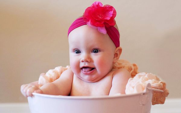 Free Wallpaper Of Baby - A Cute Bathing Baby Girl 