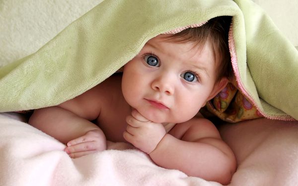 Free Wallpaper Of Baby-a Curious Baby Staring At Something