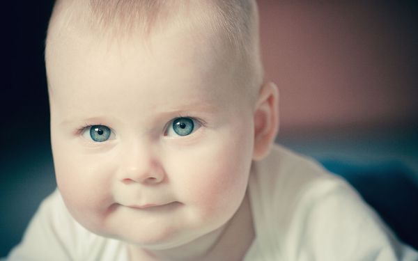 Wallpaper Of Baby: A Pretty Lovely Baby Is Looking At You