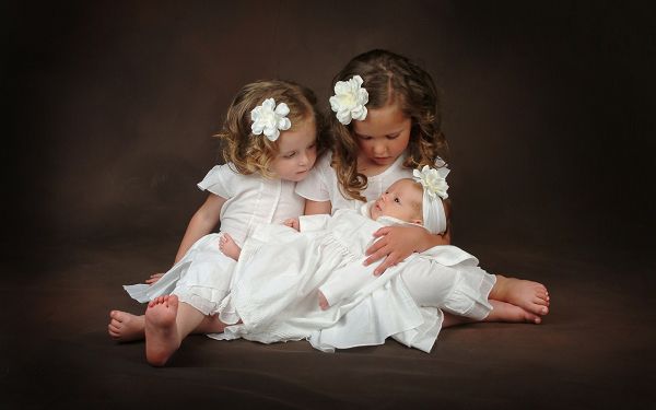 click to free download the wallpaper---3 Baby Girls in White Dress and Flower, the Little One is Taken Good Care of, They are Like Angels - Cute Babies Wallpaper