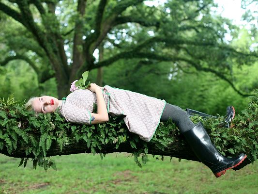 click to free download the wallpaper--Amazing Girls Picture, Lying on Tree Branch, in Rubber Boots