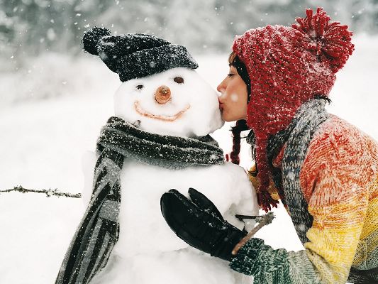 click to free download the wallpaper--Amazing TV Shows Pic, Beautiful Girl Kissing the Snowman, Warm Winter