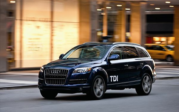 click to free download the wallpaper--Audi Q7 in Its Full Speed, the Car is Indeed Cool in the Look, And It Offers Comfortable Driving Experience - HD Cars Wallpaper