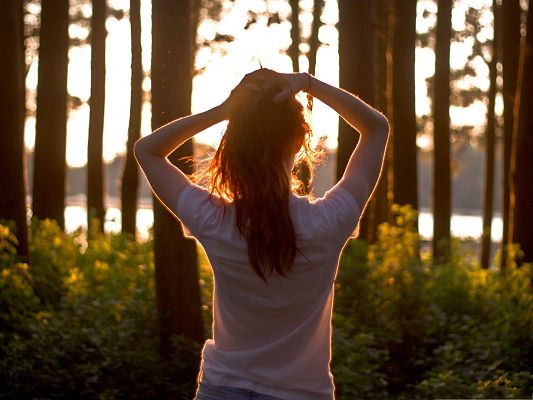 click to free download the wallpaper--Beautiful Girl Outdoor, Weakening Up to Embrace the First Sunlight