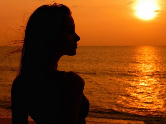 Beautiful Girl Photos, Nice Girl at the Setting Sun, the Golden Sea