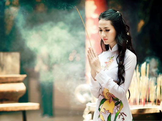 Beautiful Girl Pics, Nice Girl in White Cheongsam, Making a Pray
