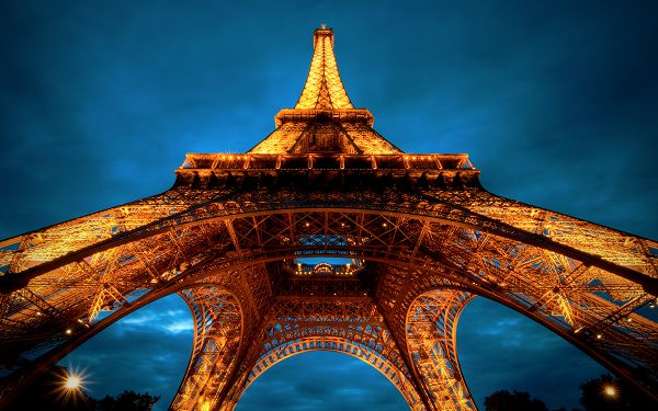 click to free download the wallpaper--Beautiful Sceneries of the World - La Tour Eiffel Post in Pixel of 1920x1200, Golden Tower in Night, Reaching the Sky