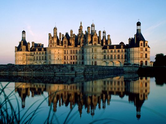 Chateau de Chambord France Post in Pixel of 1600x1200, Tall Buildings Fully Reflected in Clear Sea, Naughty Ripples Are Around - HD Natural Scenery Wallpaper