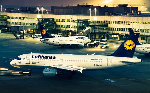 click to free download the wallpaper--Free Airplane as Background, Lufthansa Planes in Evening Lights