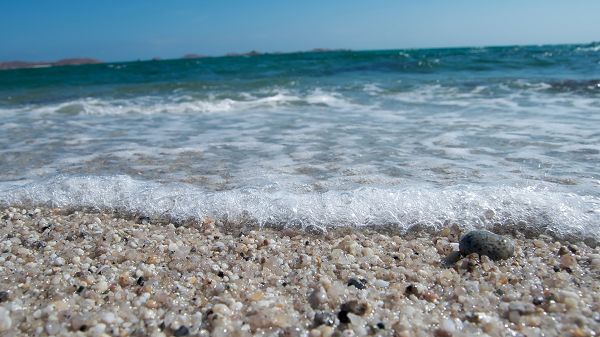 click to free download the wallpaper--Free Download Natural Scenery Picture - Crystal Clear Sea Water, Little Stones by the Beach Are Pearl-Like