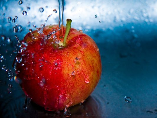 click to free download the wallpaper--Free Fruits Wallpaper, Water Splash on a Red Apple, Innervation Scene
