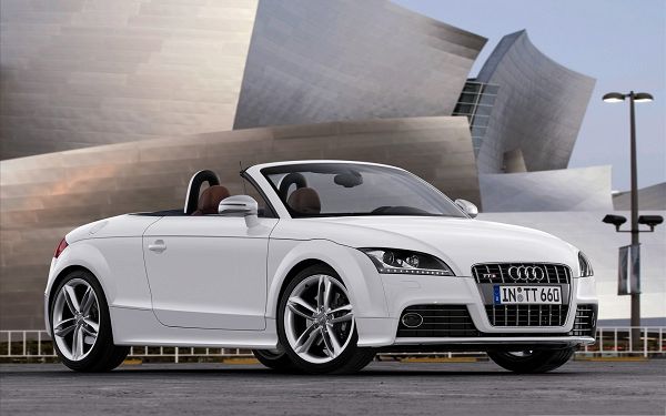 click to free download the wallpaper--Free Super Cars Photo, White Audi TT Car About to Turn a Corner, Decent Look