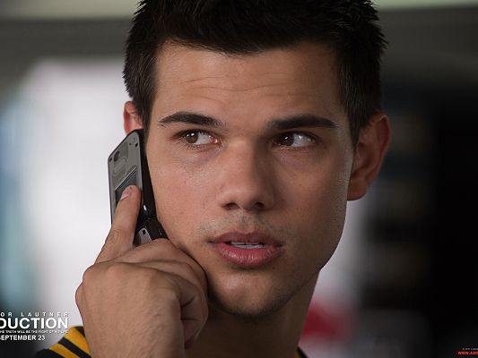 Free TV & Movie Images, Taylor Lautner is Answering the Phone, Turning Back, He is Great-Looking