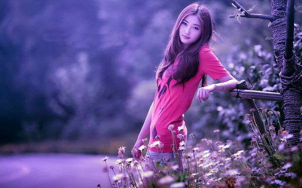 click to free download the wallpaper--Girl in Casual Clothes and Hair Style, Standing Among Flowers and Leaning on a Wooden Creature, She Never Fails to Attract Attention - HD Attractive Girls Wallpaper