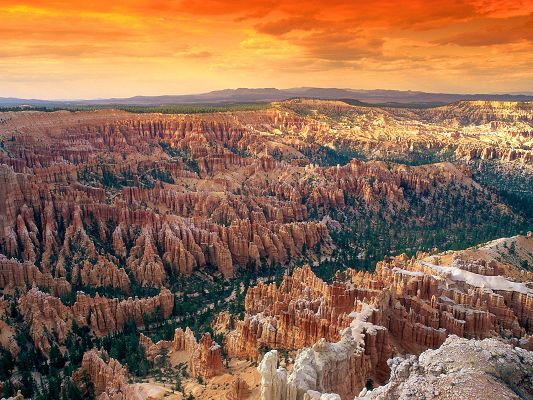 click to free download the wallpaper--HD Natural Scenery Wallpaper of Bryce Canyon National Park, the Setting Sun is Generous and Powerful, All Things Present a Golden Color