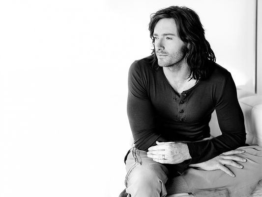 Handsome Man Pictures, Nostalgic Hugh Jackman, Long Hair and Gloomy Tender Eyesight, Eyes Can't Move