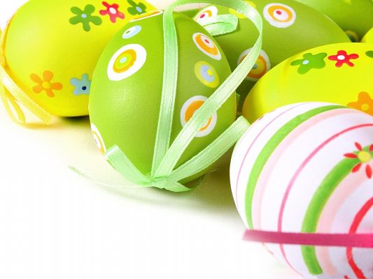 click to free download the wallpaper--Holiday Wallpapers, Easter Eggs Under Macro Focus