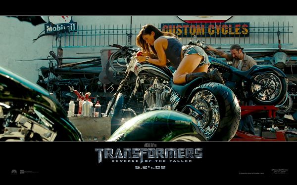 click to free download the wallpaper--Lying on Motorcycle and Making an Appealing Pose, What a Wonderful Scene - Transformers Wallpaper