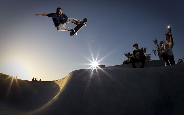 Men Having a Great Time in Skateboarding, Lights Are Turned on to Continue with the Play - HD Skateboarding Wallpaper