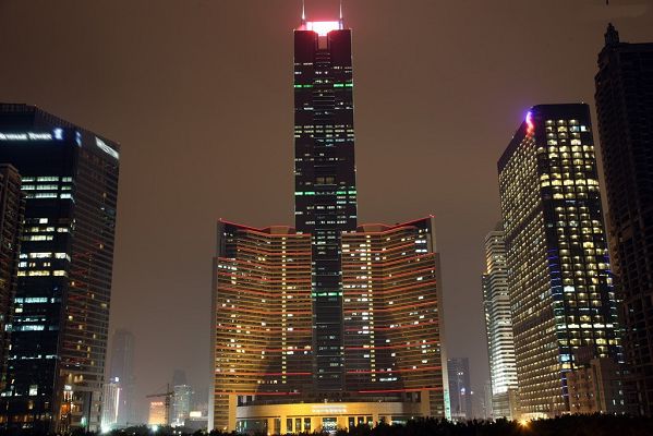 click to free download the wallpaper--Night Scenery of Guangzhou Citic Plaza