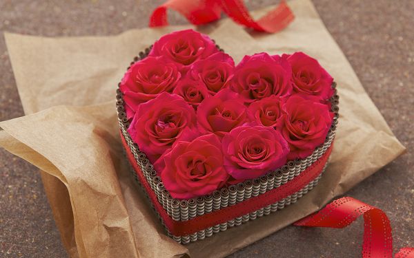 click to free download the wallpaper--Romantic Flowers Picture, a Box of Red Roses, the Best Gift on Valentine's Day