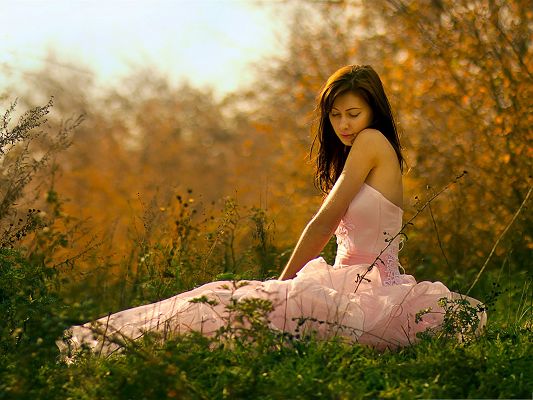 click to free download the wallpaper--Shinning Girl Picture, Beautiful Girl Outdoor, Sitting on Green Grass